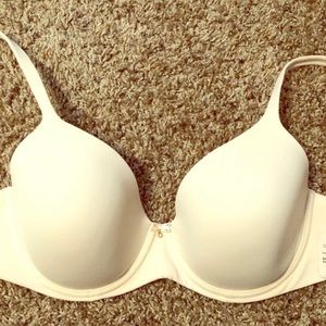 2 barely worn, Neutral Color, Soma bras. 34 DDD.